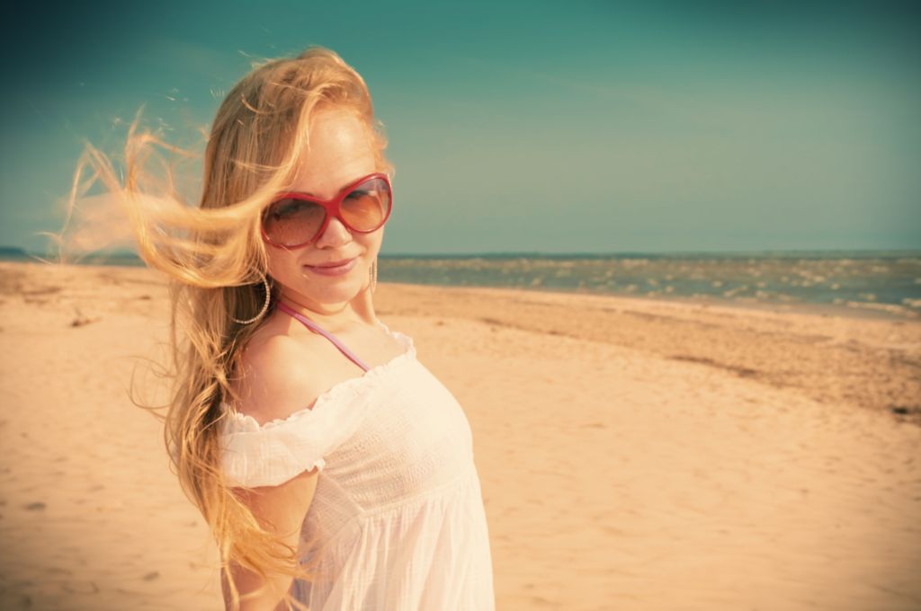 Eine Frau genießt die Sonne am Strand